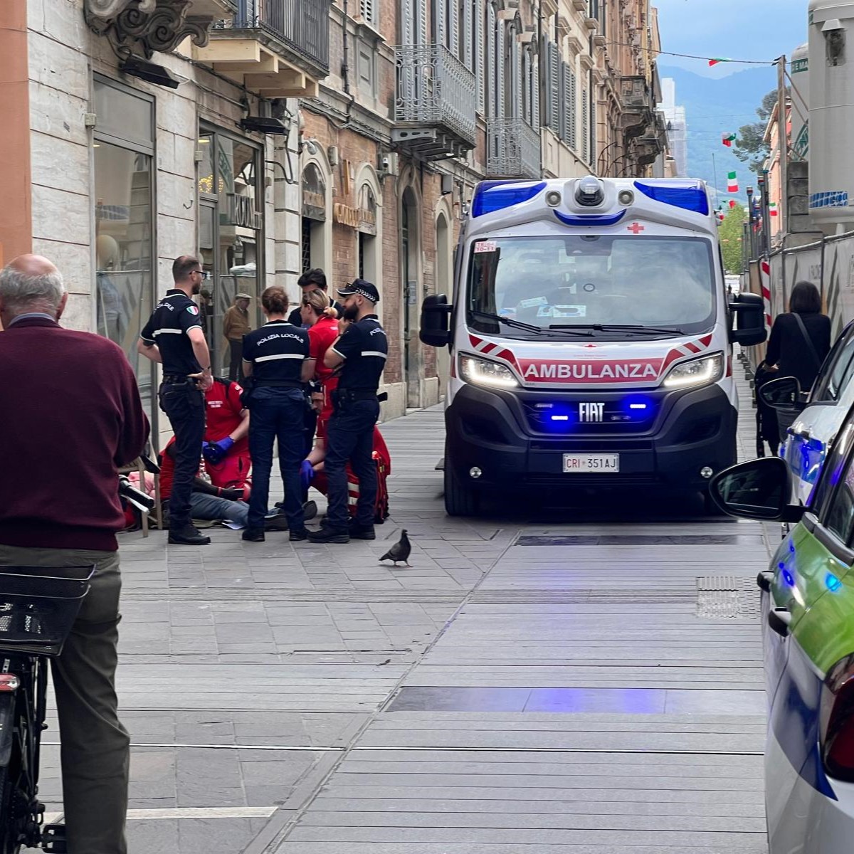 Corso San Giorgio: Senzatetto Extracomunitario Sotto i Portici, Intervengono 118 e Polizia Locale
