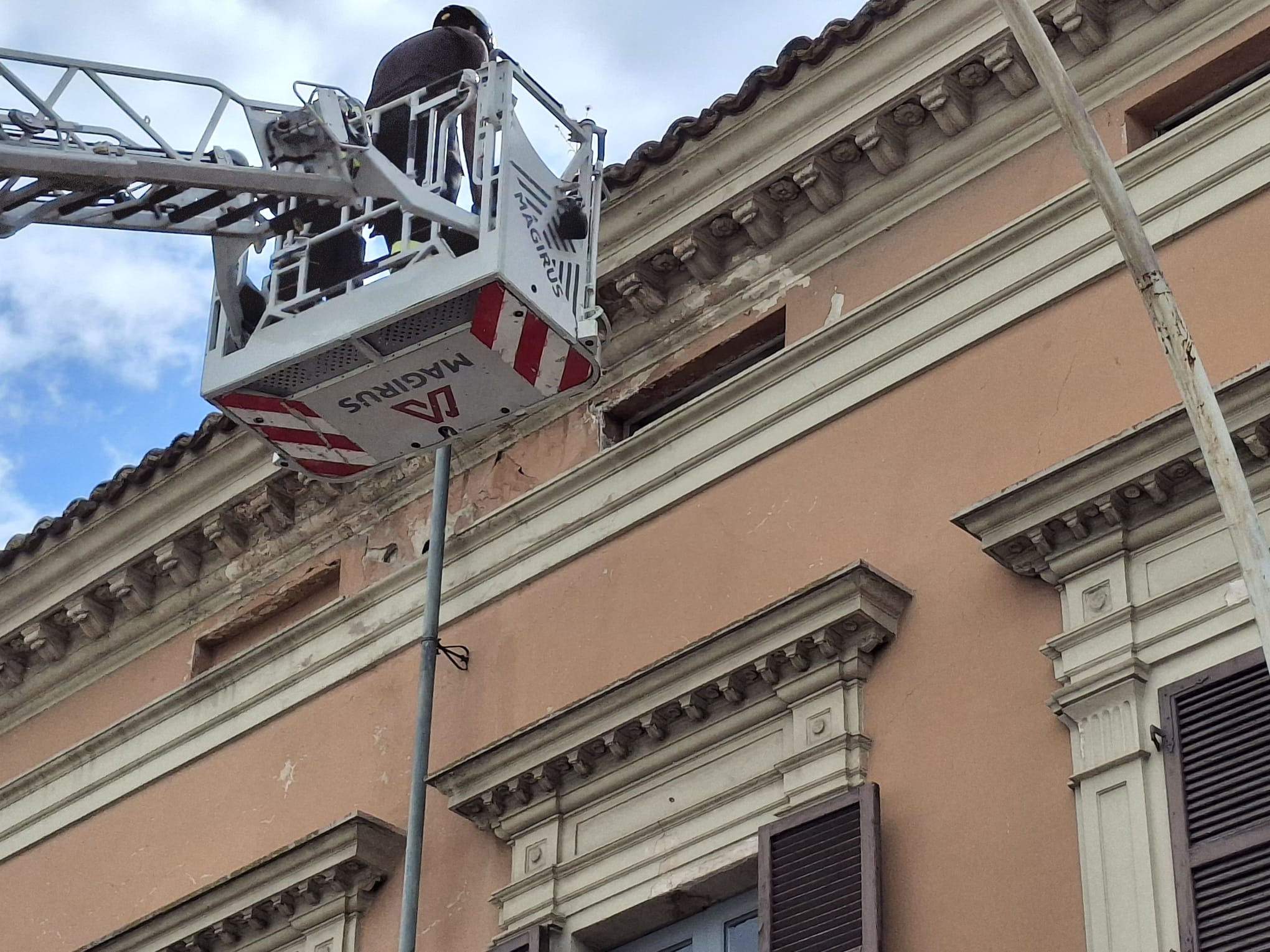 Cadono calcinacci dal cornicione. Recintato il marciapiede di piazza Garibaldi