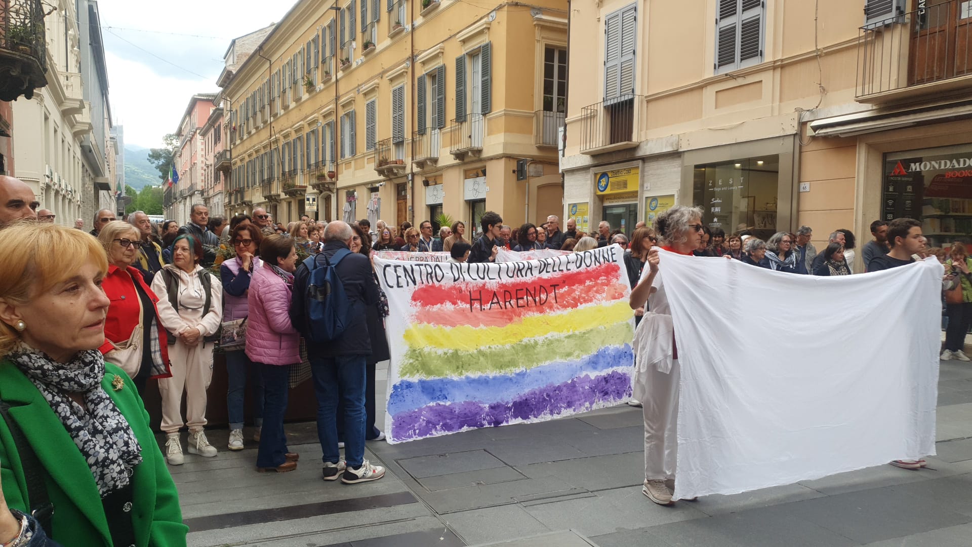 “Sposiamo la Pace contro tutte le guerre”. Manifestazione in corso a Teramo