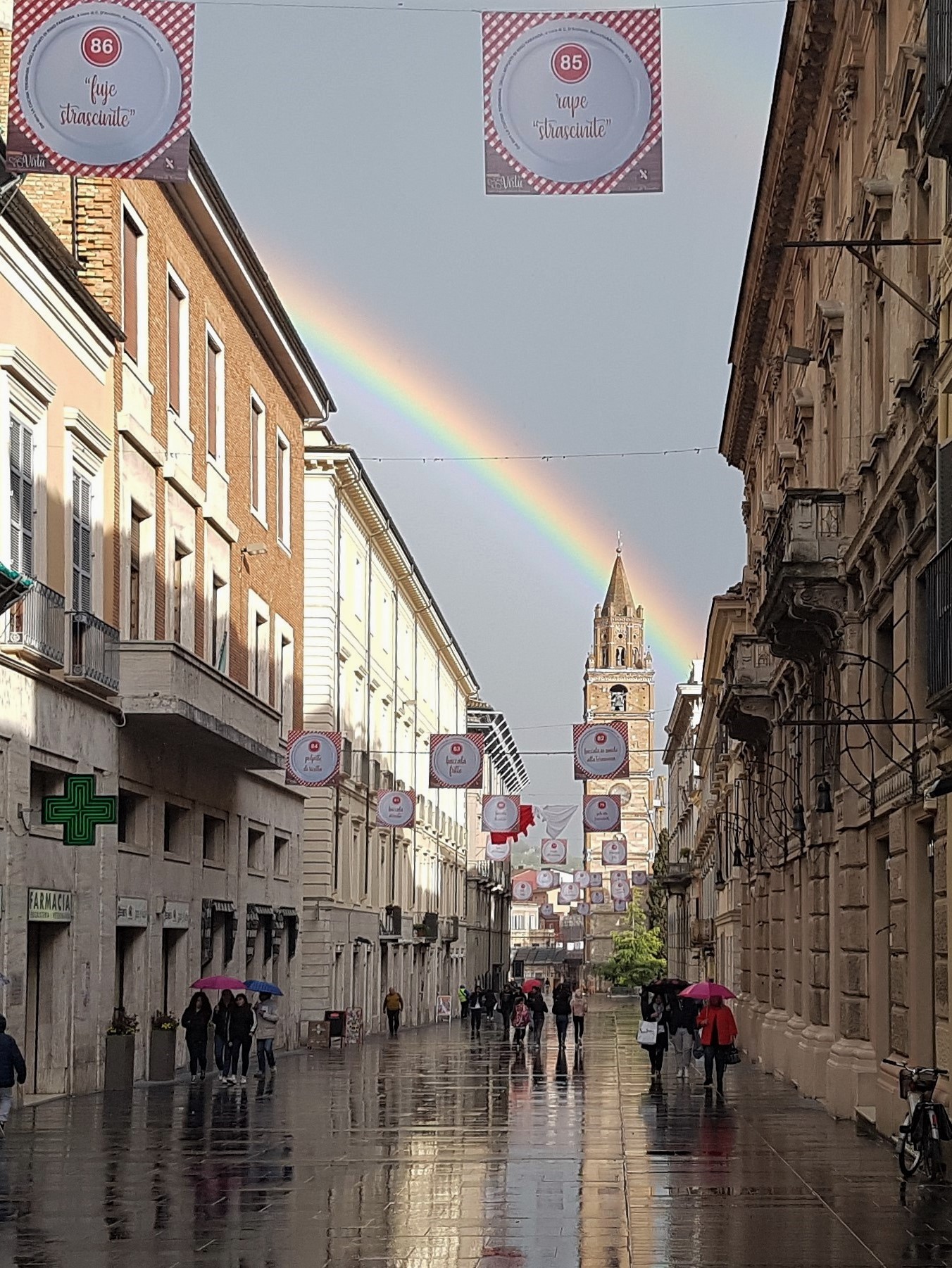 Un atto di onestà illumina Corso San Giorgio: pensionato riabbraccia i suoi ricordi e i suoi risparmi grazie a due nordafricani