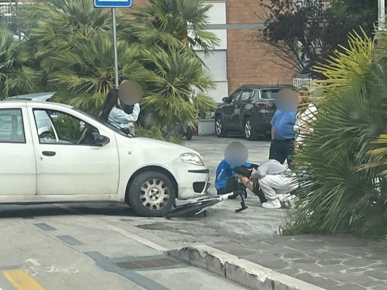Auto contro ciclista in via De Gasperi. Sul posto la Polizia Locale