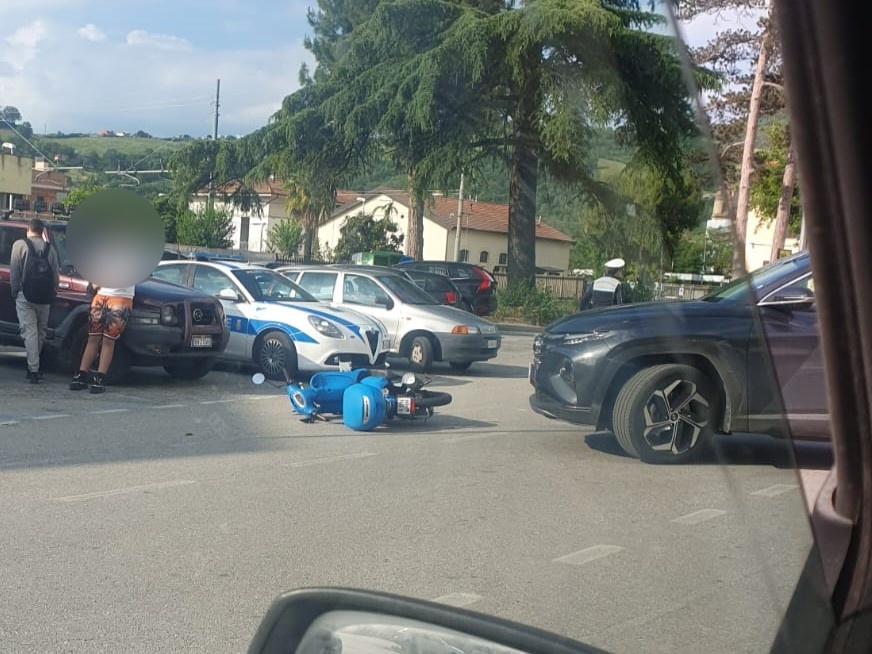 Incidente auto scooter in viale Crispi