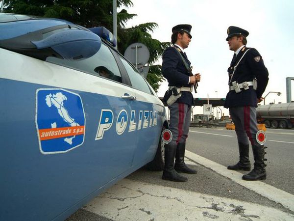Guasto sull’A14 smaschera auto rubata e targhe clonate: denunciato conducente straniero