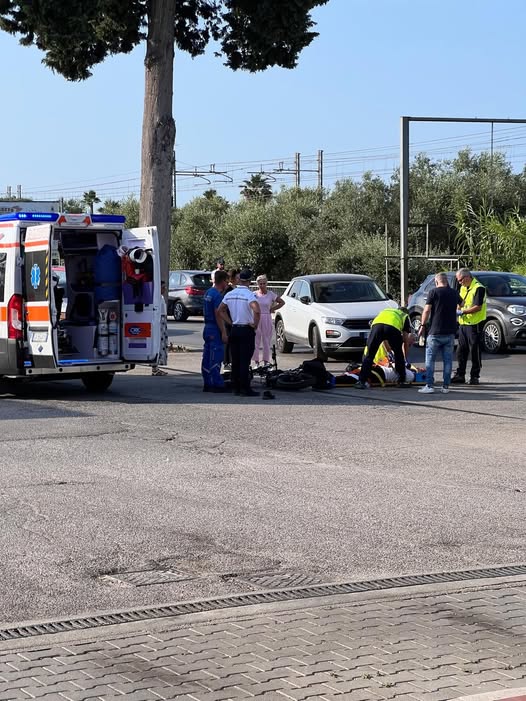 Cade dalla bici e batte la testa. Trasportato in ospedale