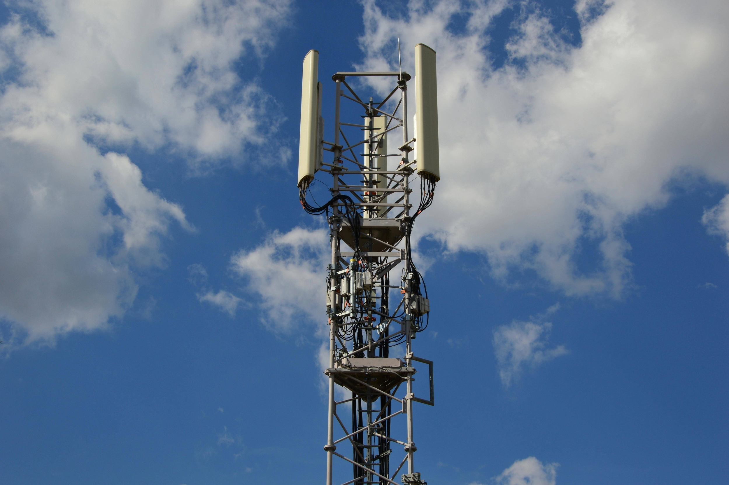 Teramo: La Macroarea 6 Contesta il Piano Antenne: “Stop a Nuove Installazioni Vicino a Scuole e Parchi”