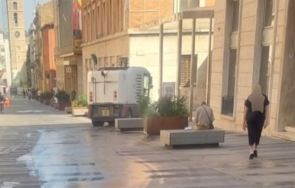 IL CALDO DANNEGGIA UN MEZZO TEAM CHE PERDE OLIO IN CORSO SAN GIORGIO. AREA GIÀ BONIFICATA