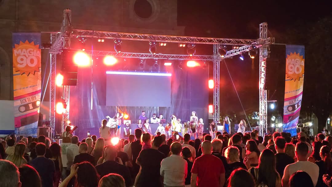 Panico a “Magia Anni ’90” per rissa e spray al peperoncino, concerto sospeso e 4 arresti
