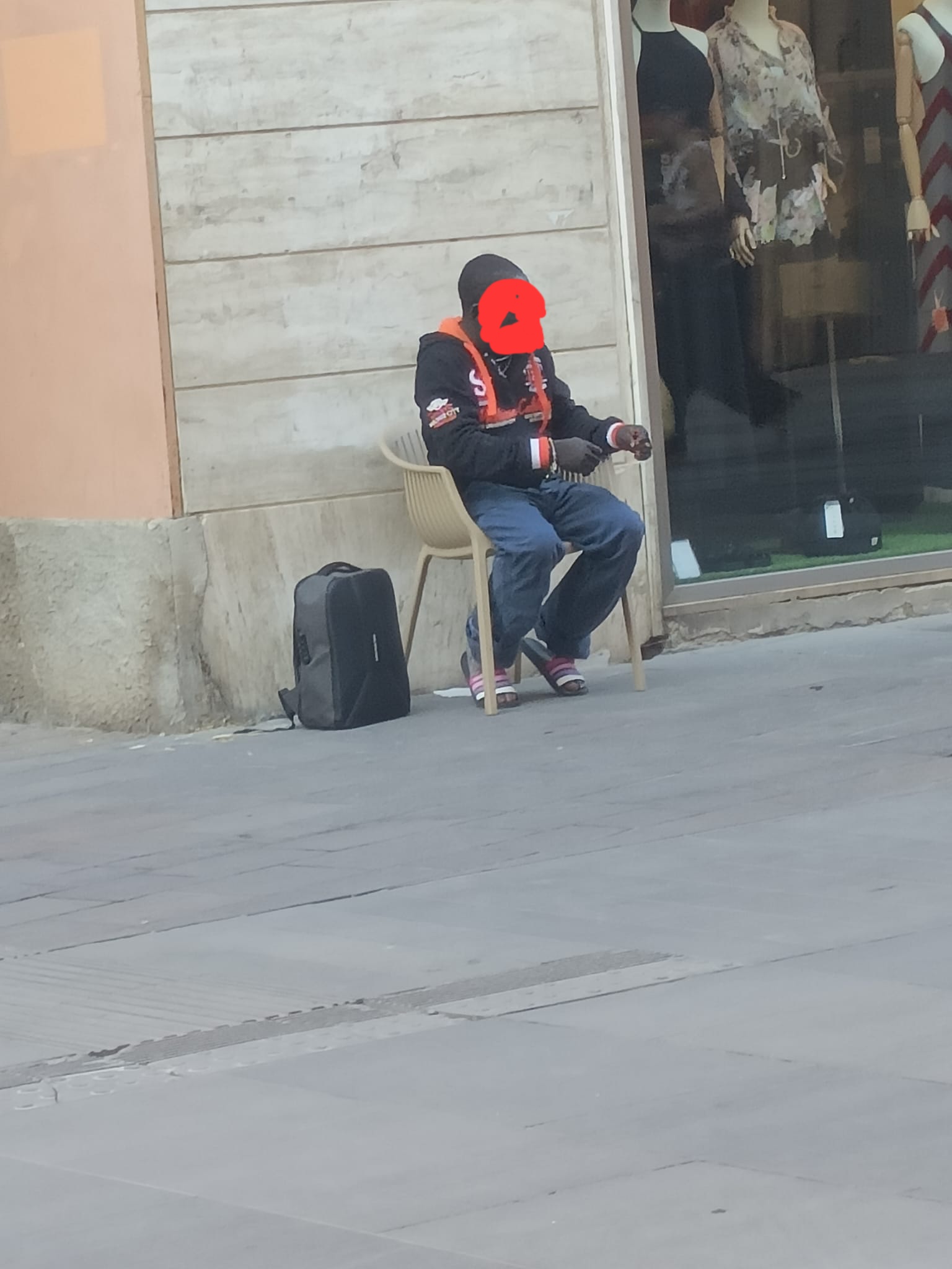 Eccolo di nuovo, che ci fa ciao