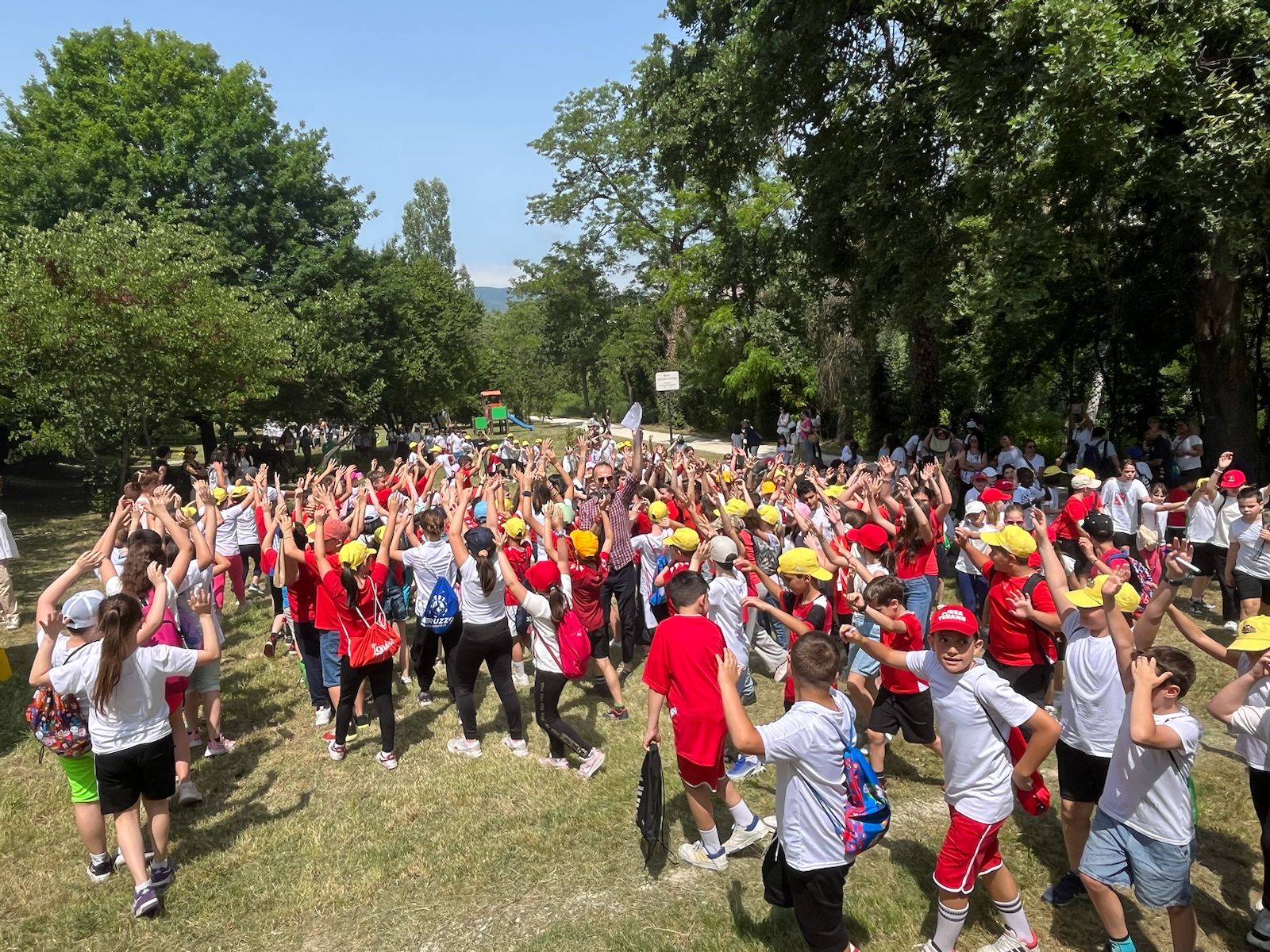 Campioni di sport e ambiente: il progetto scuola del Teramo Calcio chiude in bellezza con i bimbi delle primarie