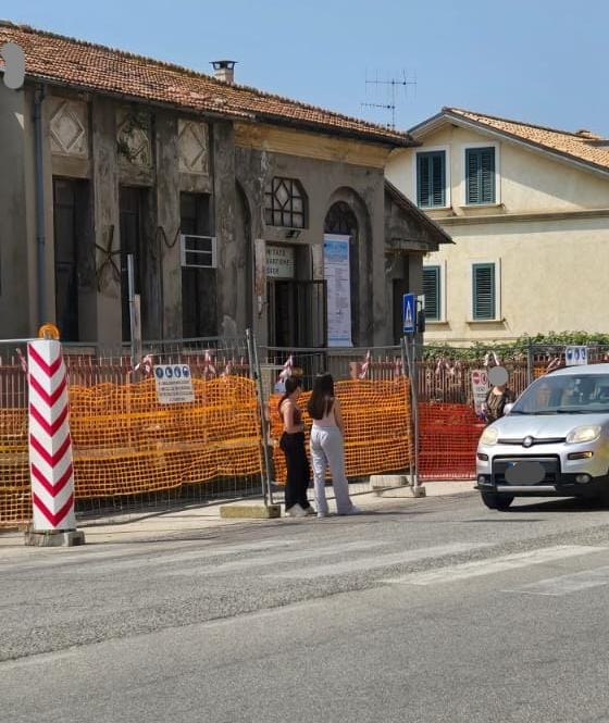 Corona di FDI: “Villa Pavone, Fermata dell’Autobus Inglobata dal Cantiere, Cittadini a Rischio   “