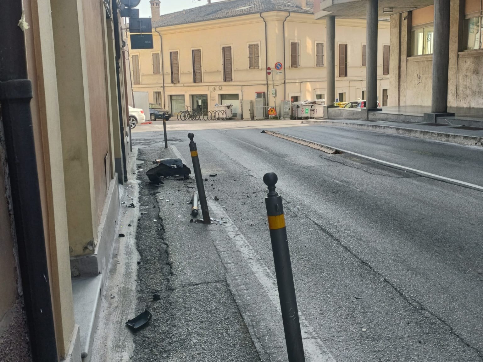 Via Oberdan. Auto falcia i paletti pedonali e lascia anche il ricordo