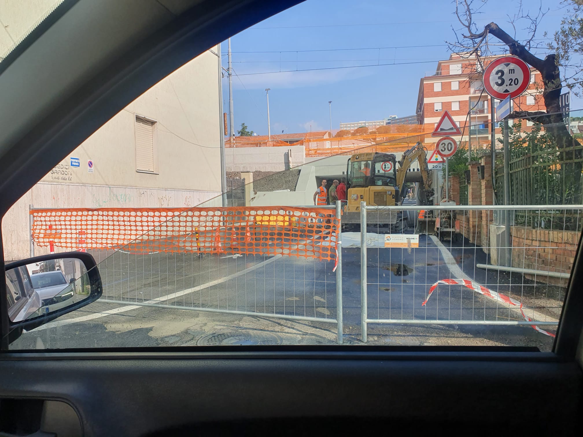 Ponticello di Via Gammelli di nuovo chiuso stamani. Ruspe in azione