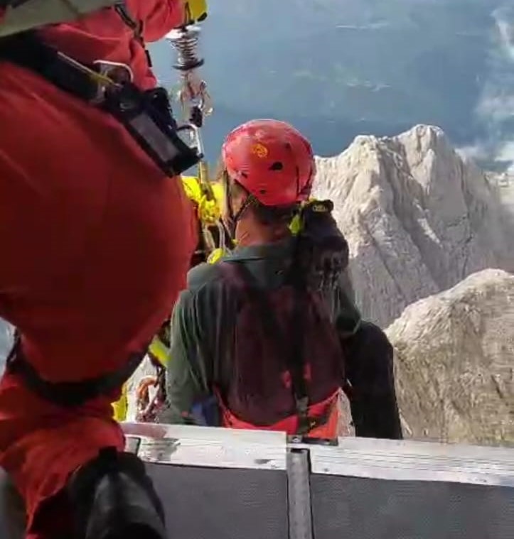 (VIDEO DEL RECUPERO) Francesi bloccati sulla cima del Corno Grande. recuperati dall’elicottero dei Vigili del Fuoco