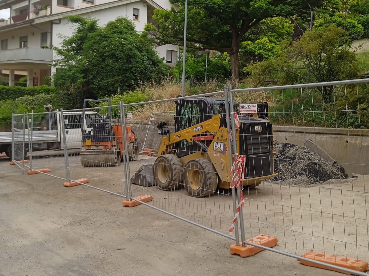Fonte Baiano. Un lettore: “Lavori fermi e parcheggi occupati”