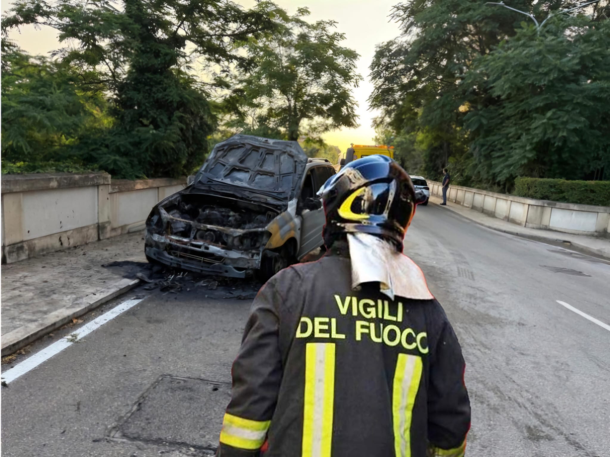 Auto a fuoco sul Ponte San ferdinando. E’ la quarta in Provincia nel giro di pochi giorni