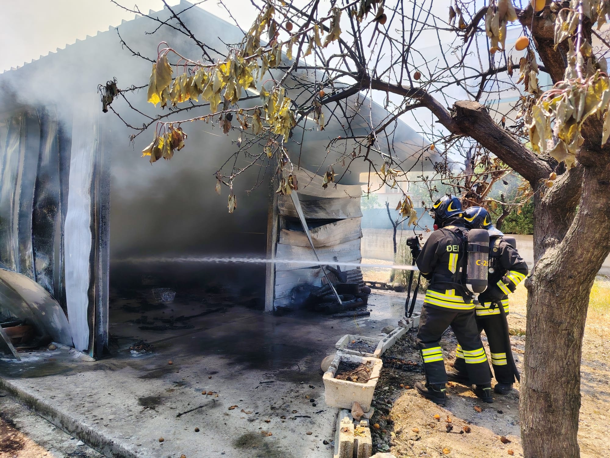 Va a fuoco una baracca. Intervento dei Vigili del Fuoco a Martinsicuro