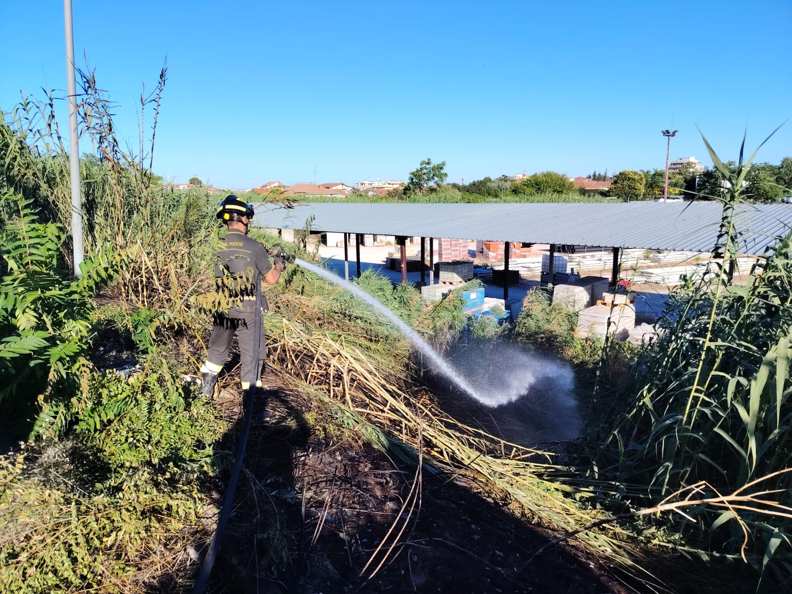 Martinsicuro. Incendio sulla linea ferroviaria, Traffico treni bloccato per mezz’ora
