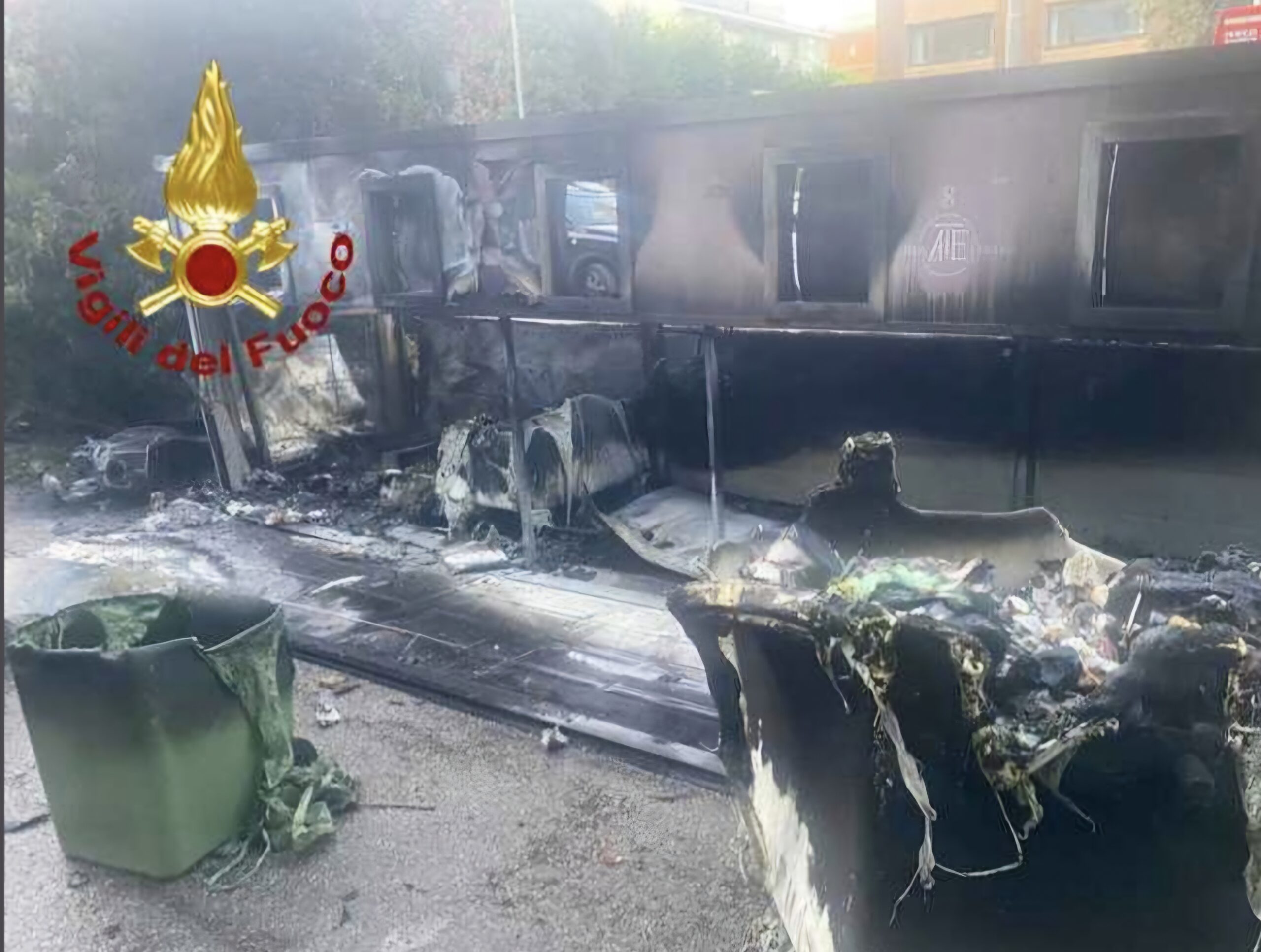 Isola ecologica distrutta dalle fiamme a Chieti. Indagini in corso