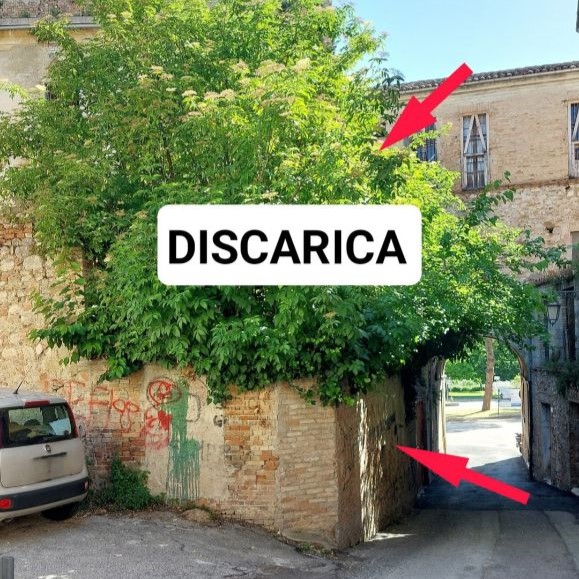 Vico delle Recluse e Sant’Atto. Immondizia a cielo aperto