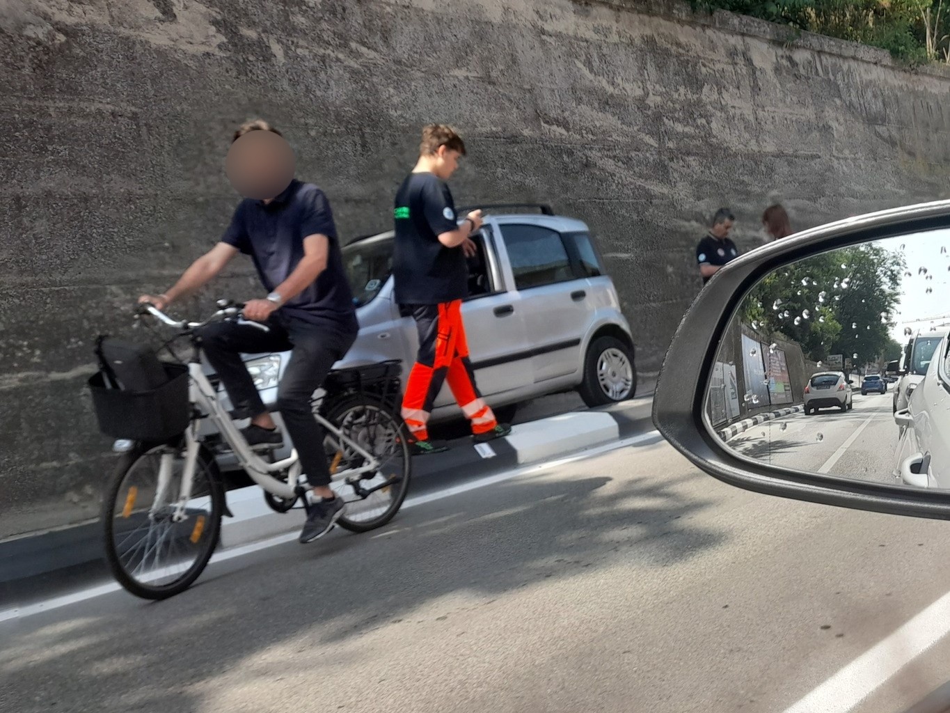 Panda “scavalla” la ciclabile di via Po: automobilista incastrata