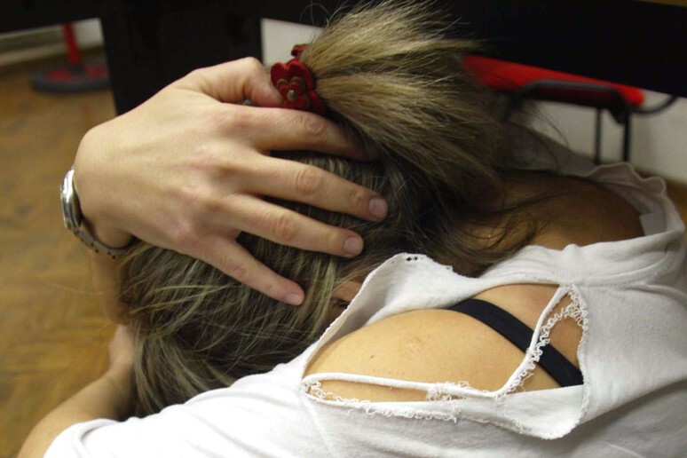 Trascinata fuori dall’auto per usarle violenza. La salva il fidanzato