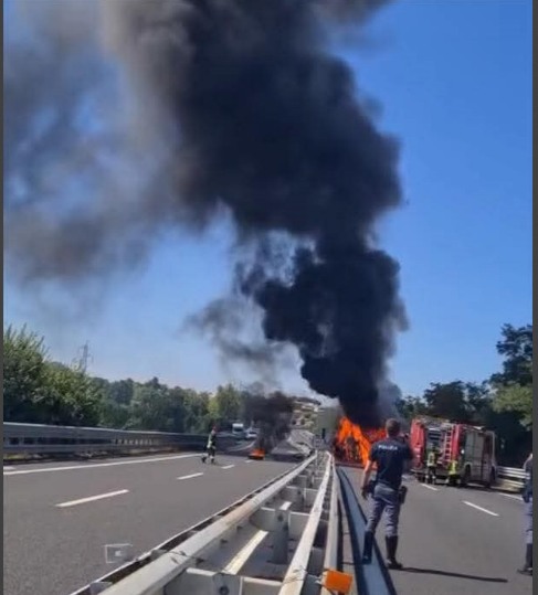 Mosciano. Va a fuoco camion sulla A14. Coinvolte altre auto