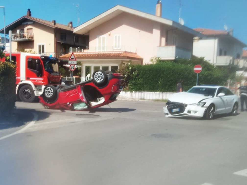 Incidente ad Alba Adriatica: Auto si Ribalta Dopo Scontro all’Incrocio