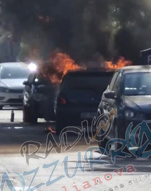 Ford Fiesta prende fuoco a Giulianova. Intervento dei Vigili del Fuoco.
