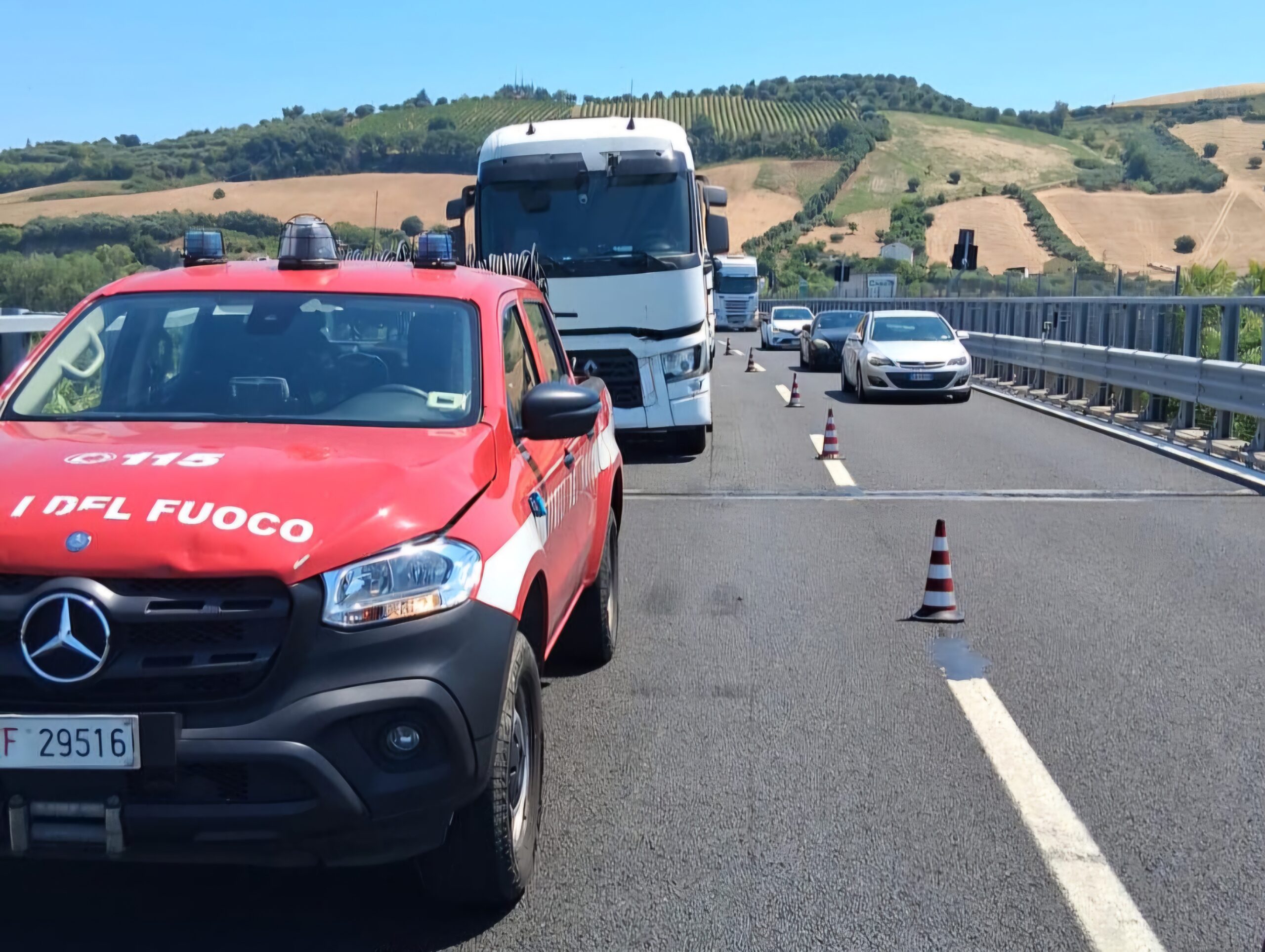 A14: VAL VIBRATA, TAMPONAMENTO TRA CAMION. TRAVASATI DAI VIGILI DEL FUOCO 30MILA LITRI DI GASOLIO