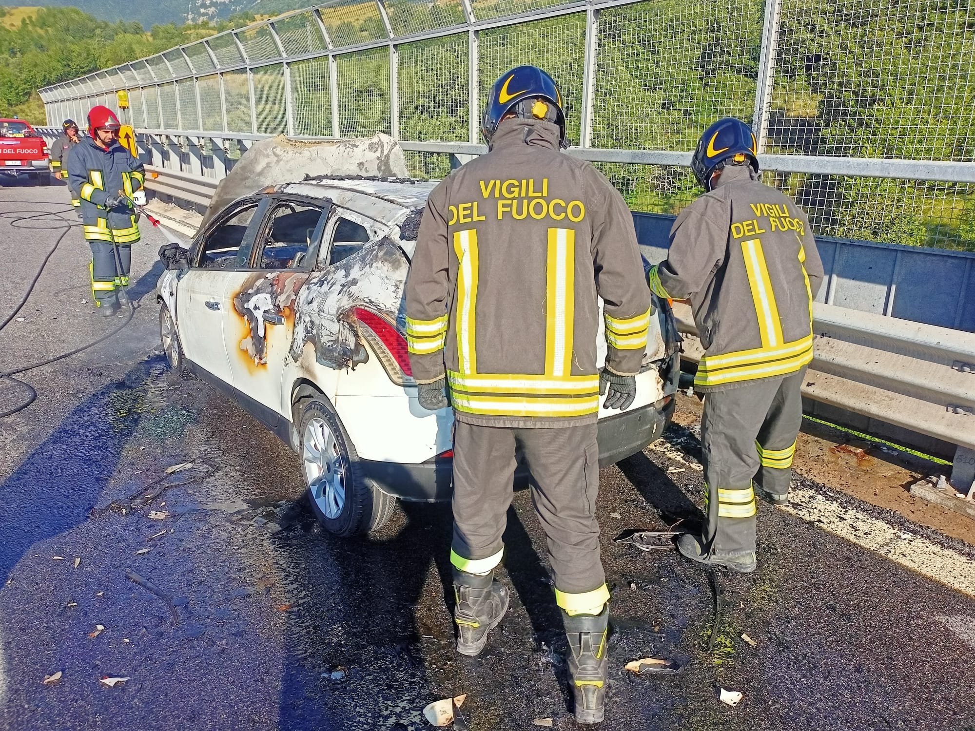 (Foto) va a fuoco auto sulla A24 nei pressi di Cerchiara. Intervento dei Vigili del fuoco