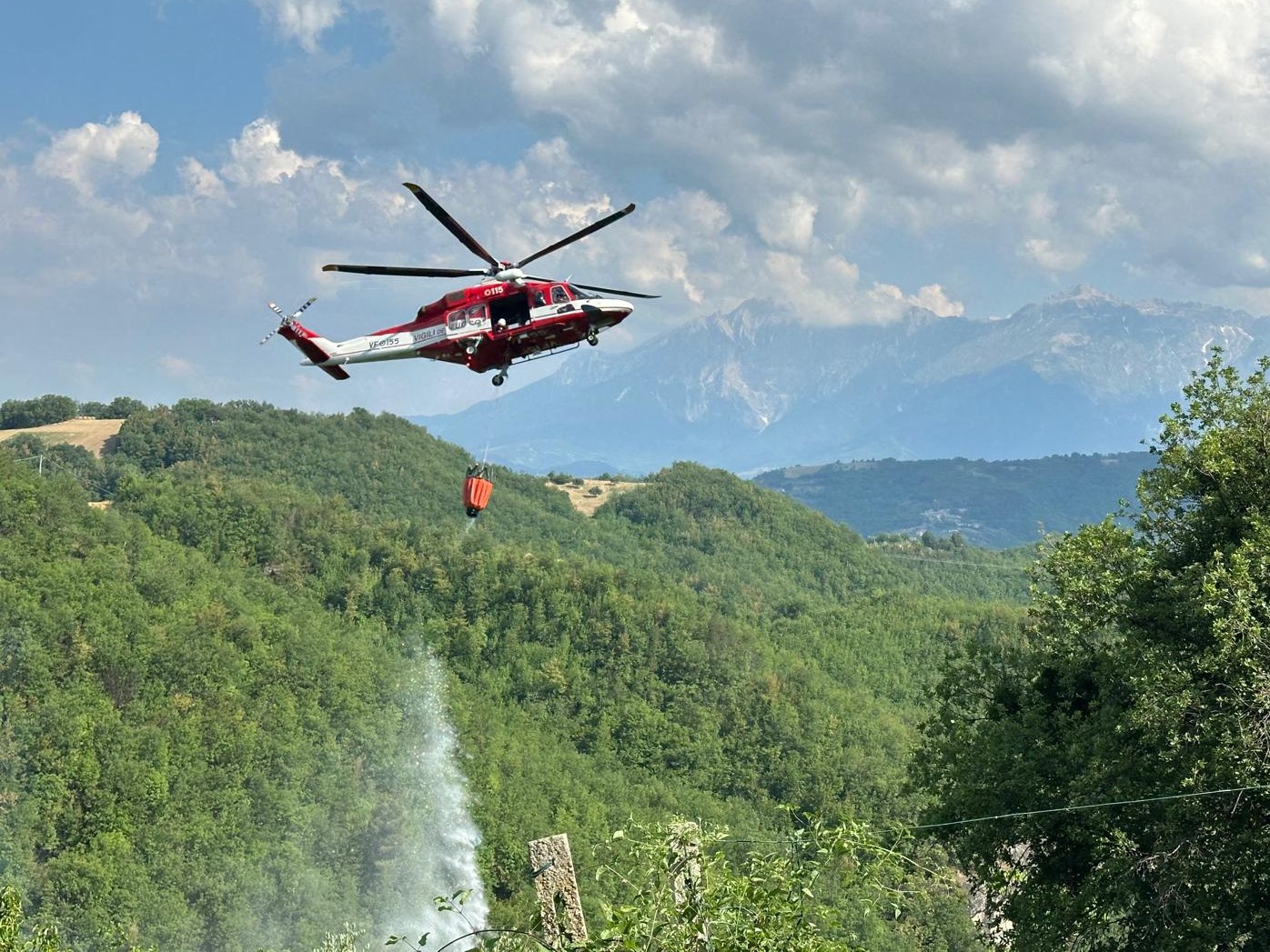 (Video) Vasto Incendio Vicino Villa Vallucci: Vigili del Fuoco e Volontari al Lavoro, Fiamme Sotto Controllo anche se ancora attive
