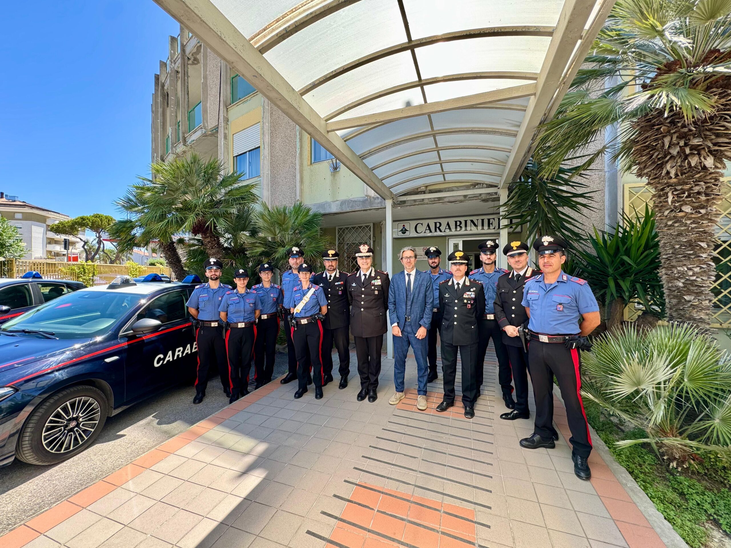Carabinieri. Il gen. Neosi in visita alle Stazioni di Roseto e Pineto
