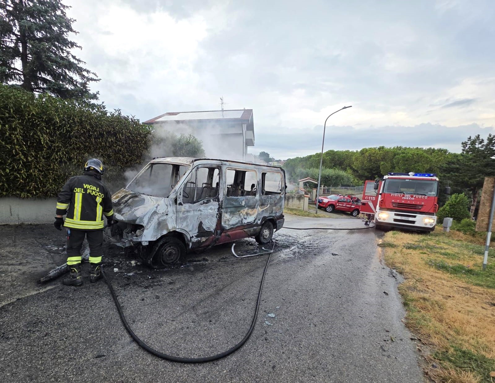teramo. Va a fuoco un pulmino a Colleatterrato, intervento dei Vigili del Fuoco