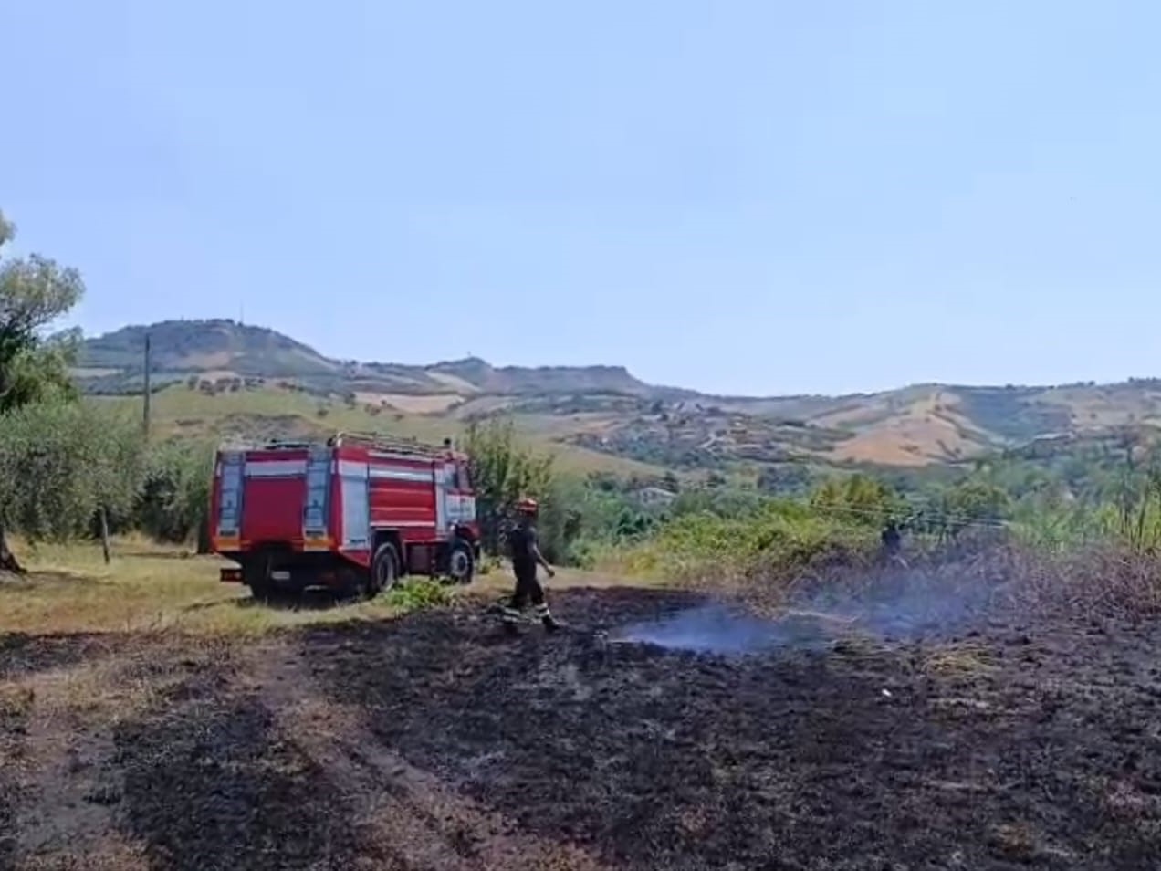 (Video) Incendio a San Nicolò a T.: Vigili del Fuoco Contengono le Fiamme Vicino ad Azienda Automobilistica