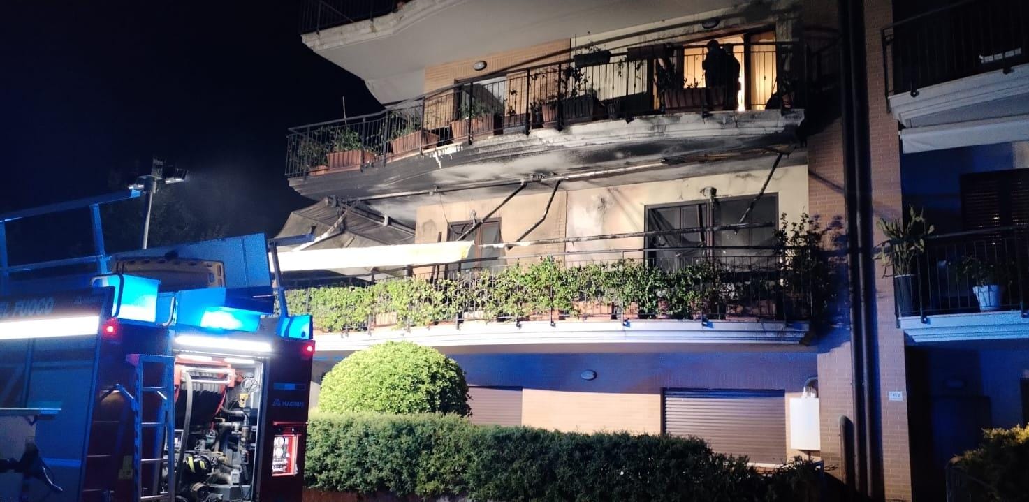 Teramo. Va a fuoco balcone a Fonte Baiano. Vigili del Fuoco in azione stanotte