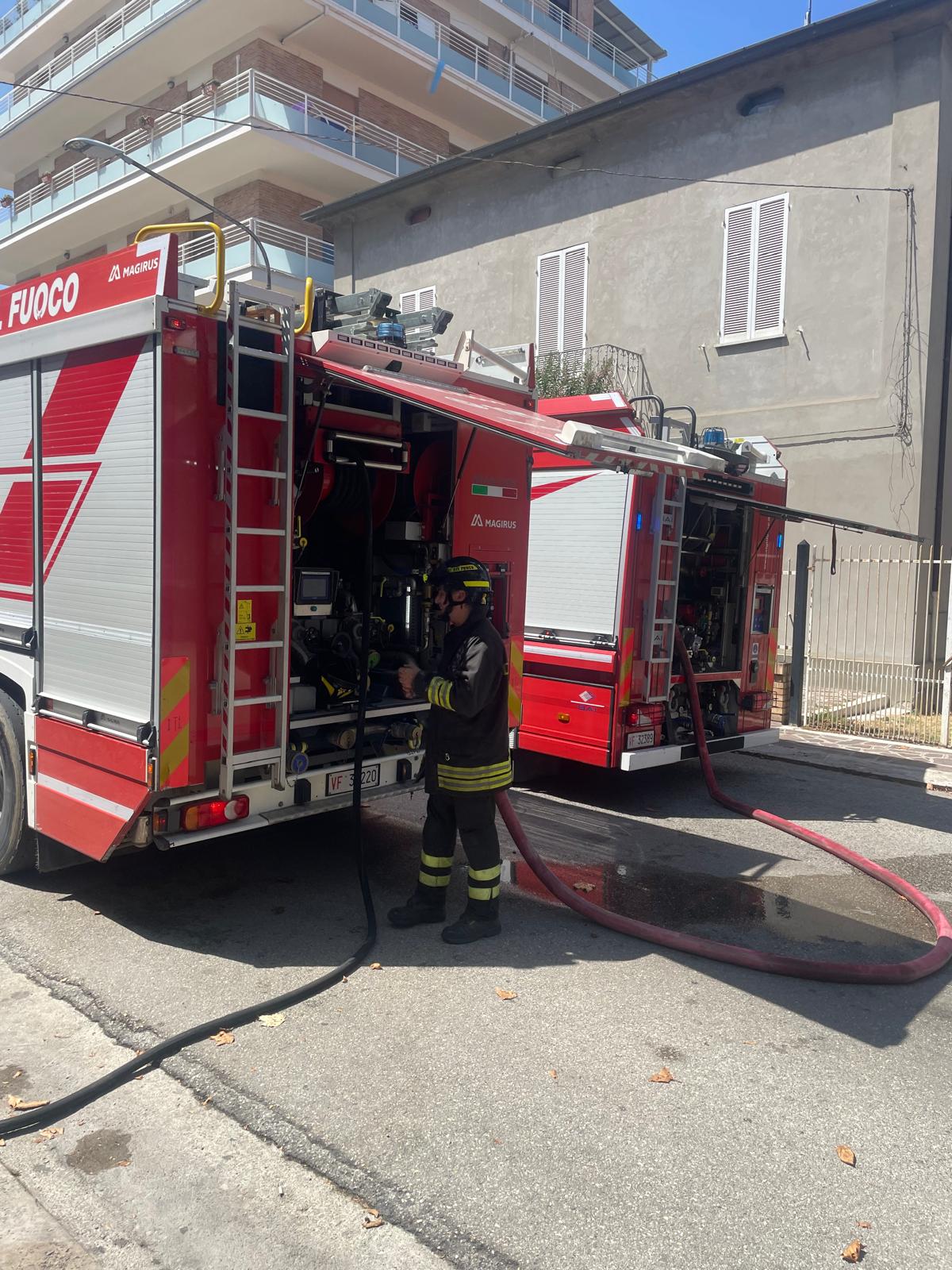 (Video) Alba Adriatica. Incendio di uno stabilimento in disuso contenente materiale combustibile.