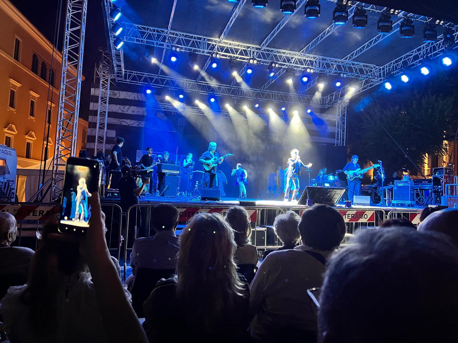 Concerto di Curreri con qualche tensione: allontanato da un locale, straniero spacca una bottiglia