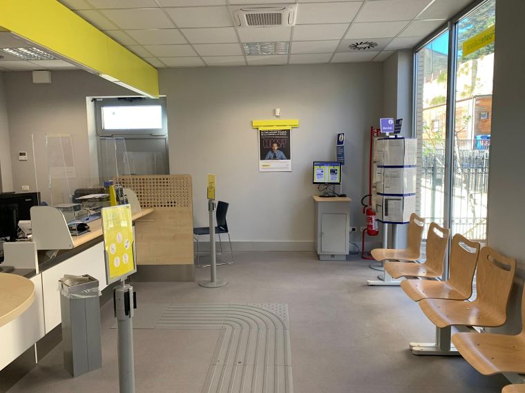 Ufficio Postale di Controguerra Chiuso per Lavori: Servizi Garantiti a Torano Nuovo – Pagamento pensioni in Provincia