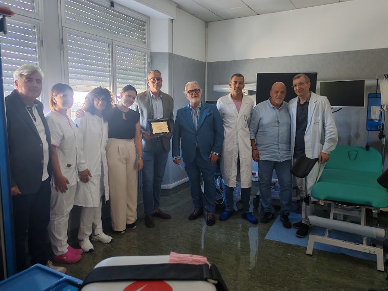 Ospedale Sant’Omero. donazione di un lettino ginecologico dalla Morgan Carbon: “Sosteniamo una struttura punto di riferimento per tutta la Val Vibrata”