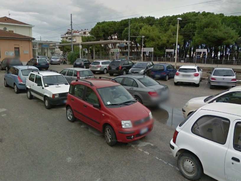 FRATELLI D’ITALIA ROSETO: “PARCHEGGI STAZIONE, TARIFFE SALATE E MANI LEGATE: IL COMUNE RINUNCIA A GOVERNARE”