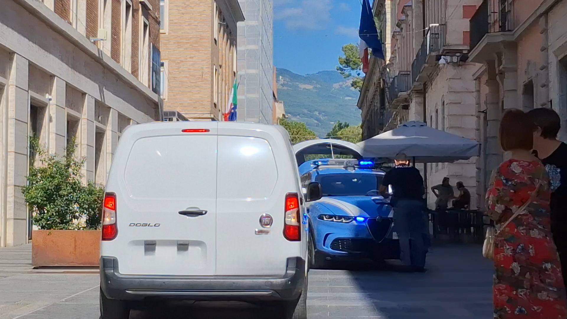 Alle mani in corso San Giorgio per una deiezione canina. Interviene la Polizia