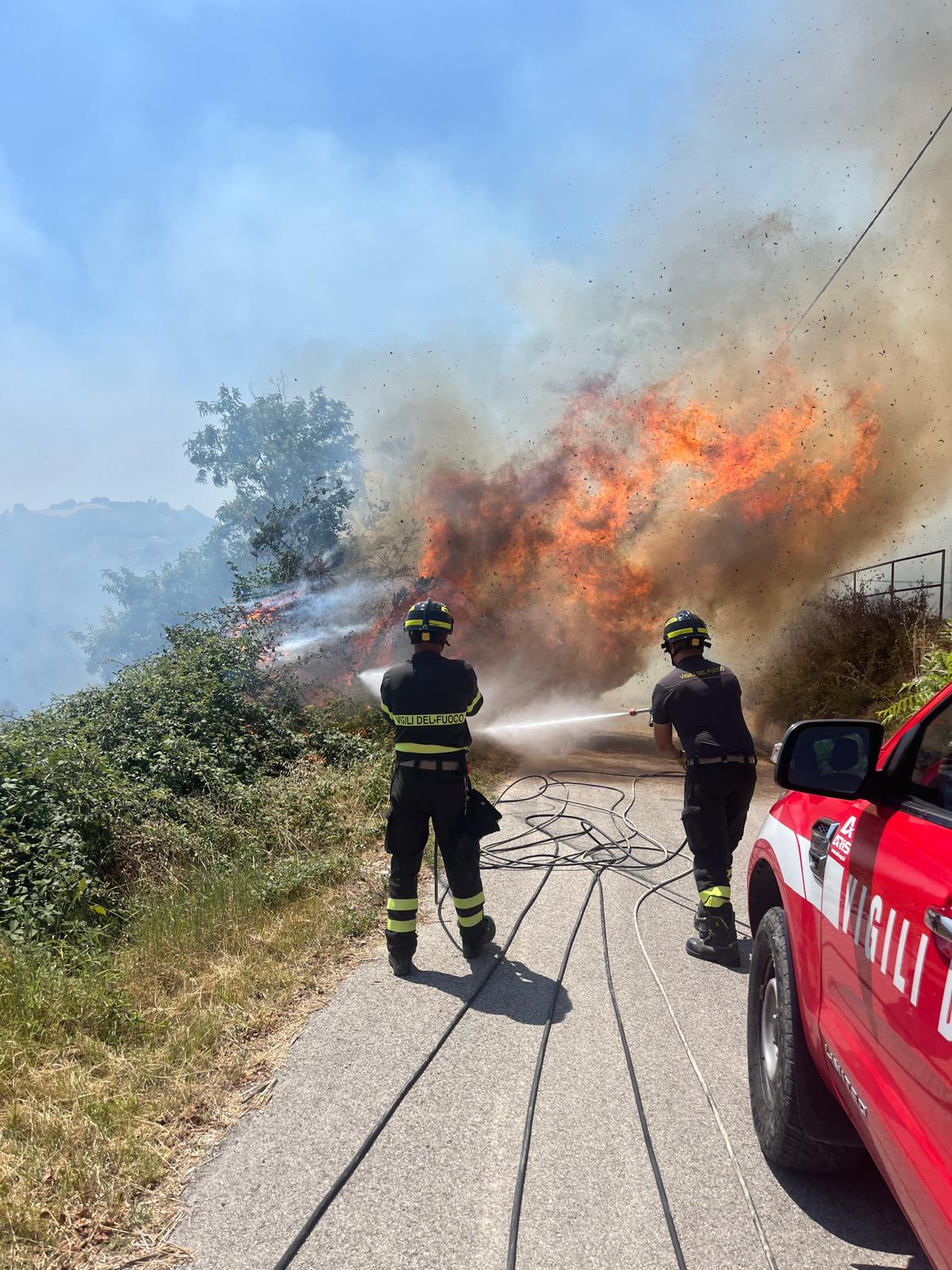 (Video) Fiamme a Cellino Attanasio. A fuoco area di due ettari