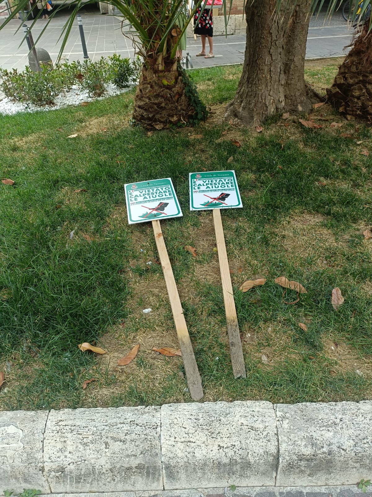Vandalismo in piazza Orsini. DivelTi i cartelli