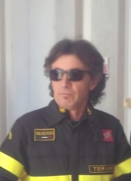 L’addio dei Vigili del Fuoco al collega Alessandro, scomparso stamattina