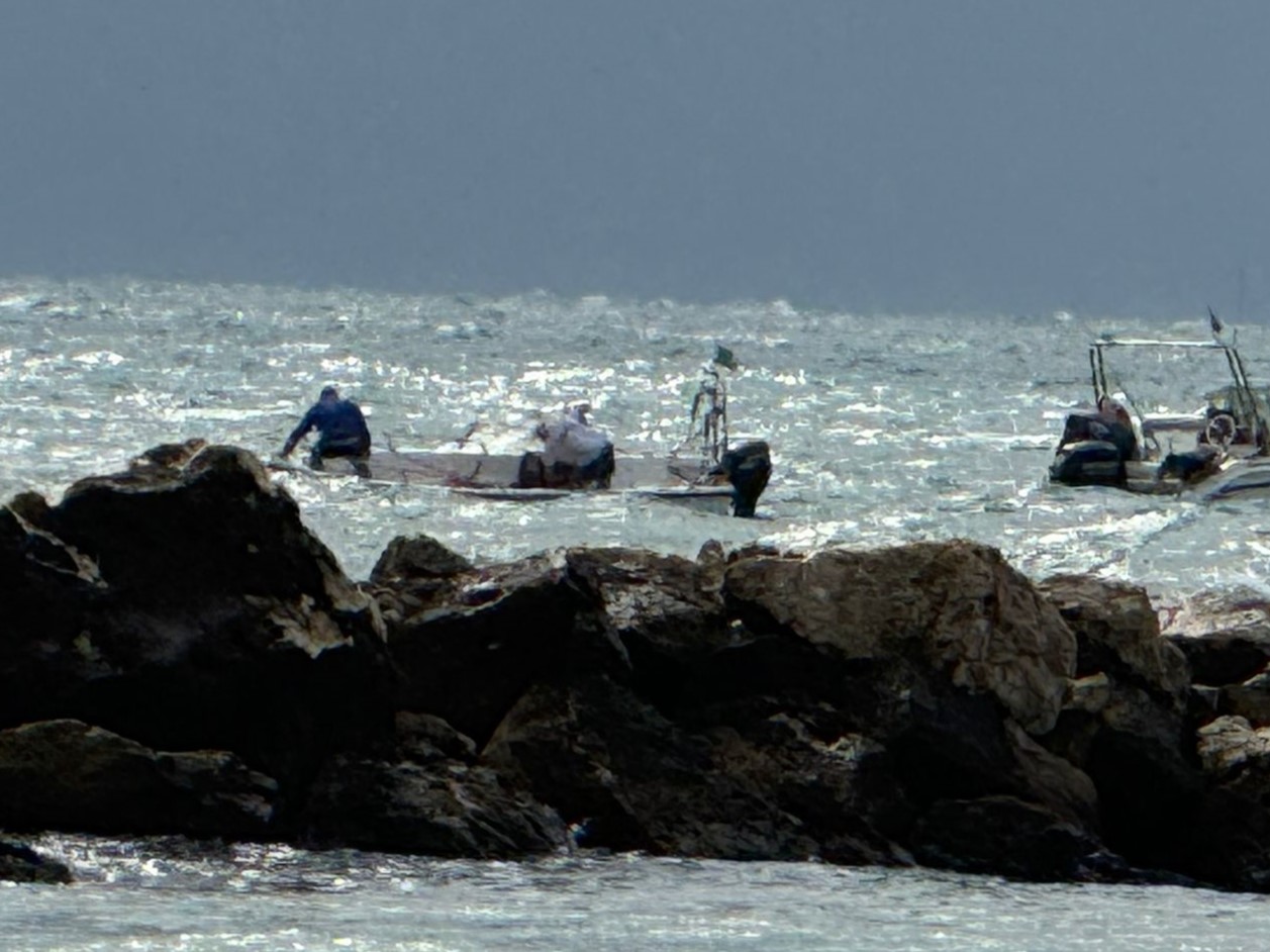 Villa Rosa. Bloccati dal mare mosso oltre gli scogli
