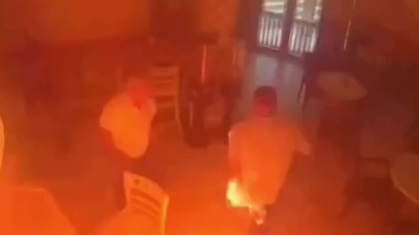 Dal mondo. Non c’è la maionese nel panino. Dà fuoco al locale