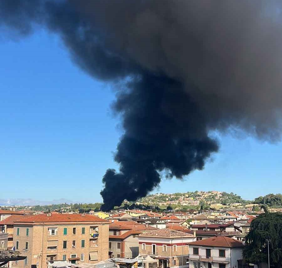 Incendio alla Adriatica Bitumi a Colli del Tronto: La nuvola di fumo “sconfina” anche in Abruzzo