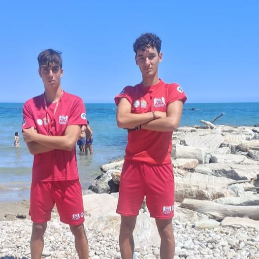 I veri Angeli del Mare: quattro bambini salvati dalla corrente grazie all’intervento dei bagnini