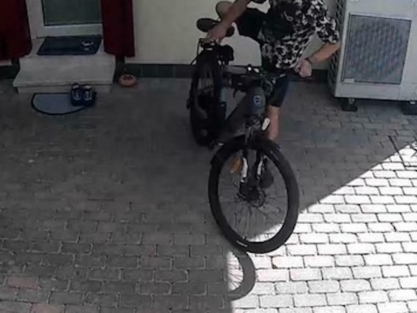 Dal Mondo. Ruba una bici e poi minaccia di denuncia il proprietario