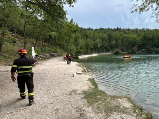 Giovane di 21 anni muore annegato nel lago Sinizzo
